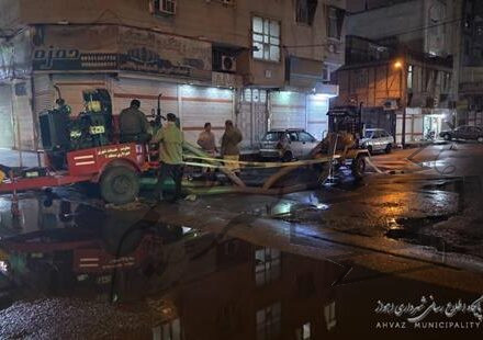 خدمت رسانی نیروهای خدماتی منطقه یک شهرداری اهواز حین و بعد از بارندگی