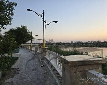 نصب پایه های روشنایی ساحل شرقی کارون واقع در محدوده منطقه یک شهرداری اهواز