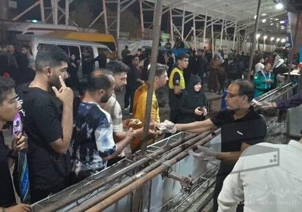 خدمت رسانی پرسنل منطقه یک در موکب شهدای شهرداری اهواز در مرز چذابه