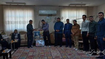 دیدار و تکریم خانواده شهید مرغیان دزفولی توسط شهرداری منطقه یک اهواز