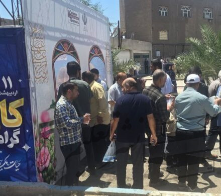 همزمان با روز جهانی کار و کارگر: موکب پذیرایی شرکت فولاد اکسین و اداره کل تعاون، کار و رفاه اجتماعی استان خوزستان برپا شد