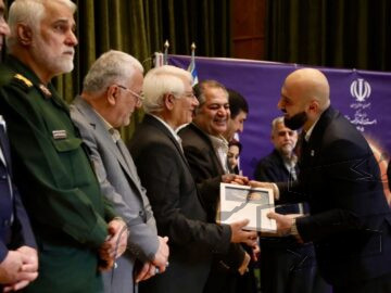 اهدای دو تندیس جشنواره سلام به مدیر روابط عمومی شرکت فولاد خوزستان