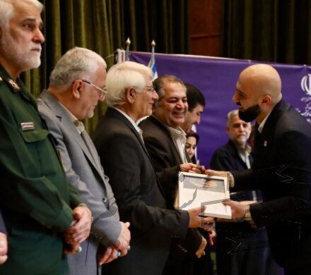 اهدای دو تندیس جشنواره سلام به مدیر روابط عمومی شرکت فولاد خوزستان